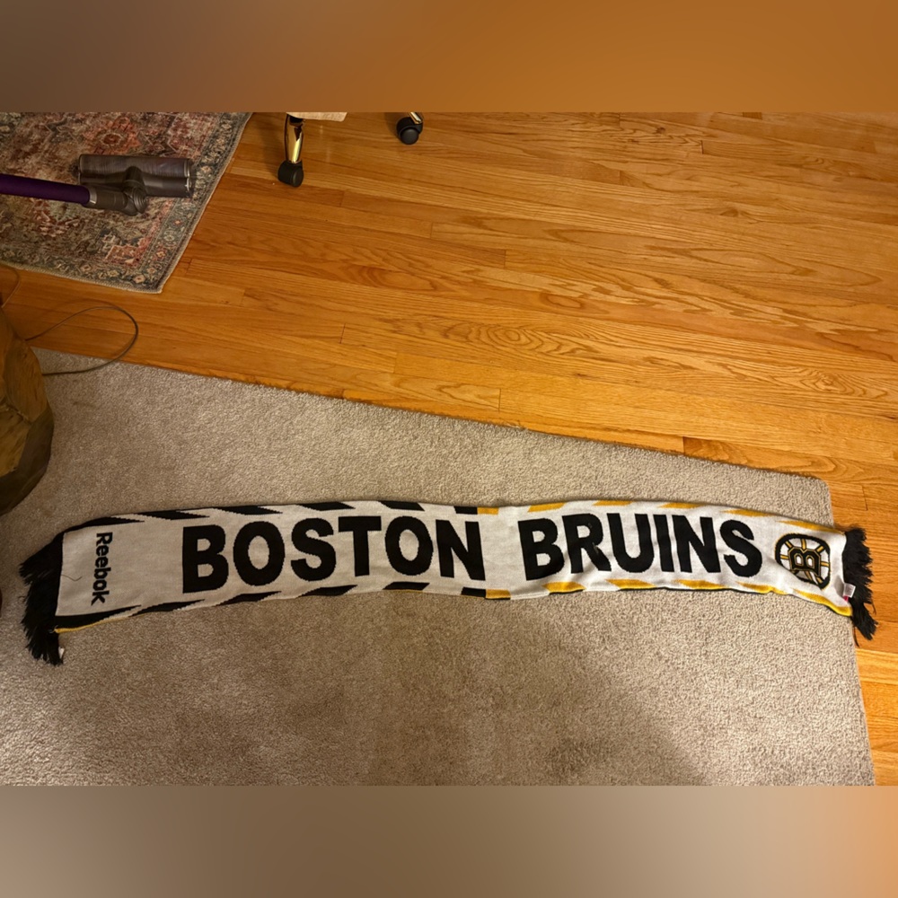 Reebok Black and White Boston Bruins scarf/decor